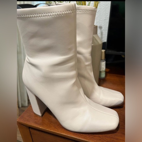Lynden Bootie in Bone
Steve Madden
Color:Bone - Picture 1 of 6